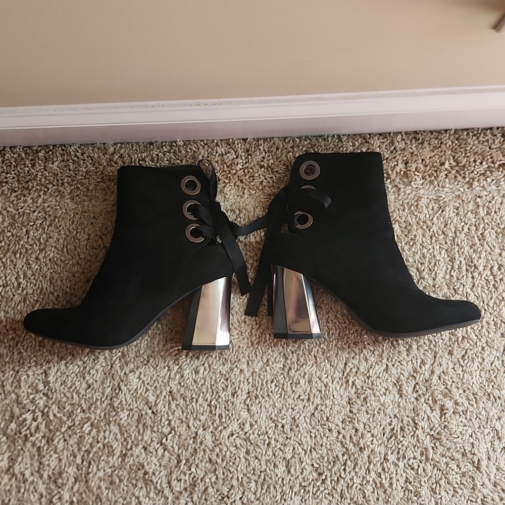 Boots - Picture 4 of 5